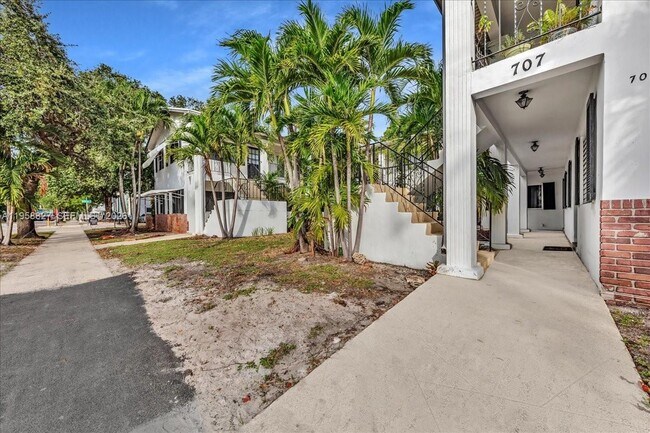 707 S 19th Ave in Hollywood, FL - Building Photo - Building Photo
