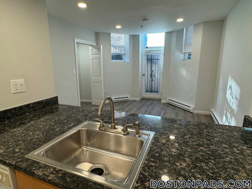 24 Queensberry St in Boston, MA - Building Photo