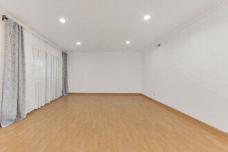 4950 Louise Ave, Unit 208 in Encino, CA - Building Photo - Building Photo
