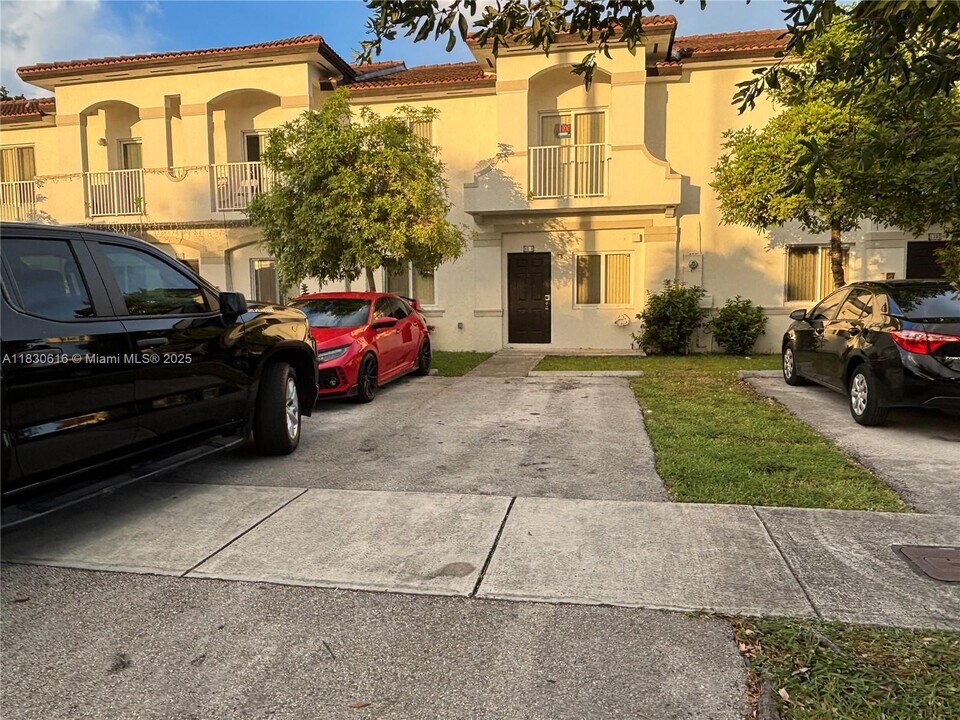 1370 W 30th St in Hialeah, FL - Building Photo