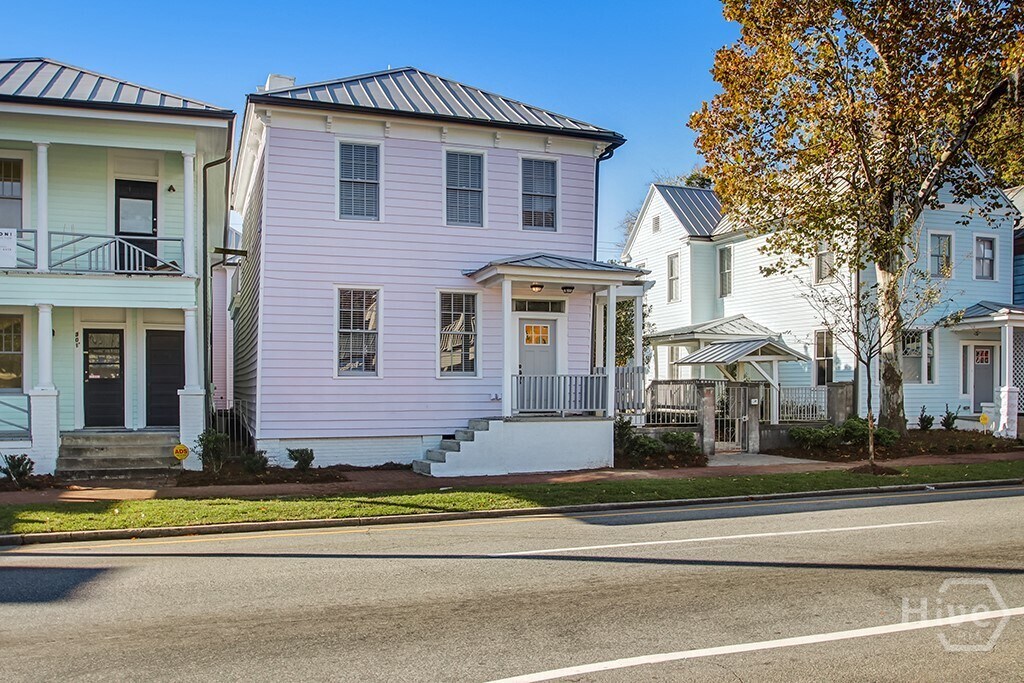 303 W Henry St in Savannah, GA - Building Photo