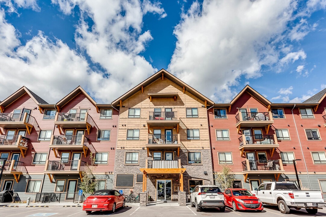 Peak Estates in Canmore, AB - Building Photo