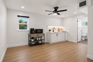 379 NW 23rd St in Boca Raton, FL - Building Photo