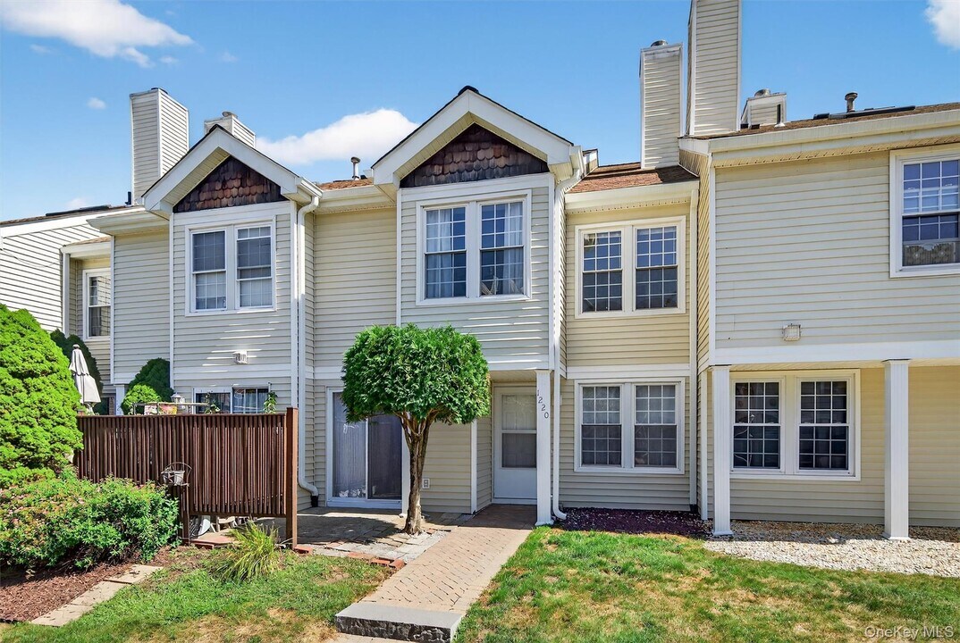 1220 Whispering Hills Dr in Chester, NY - Building Photo