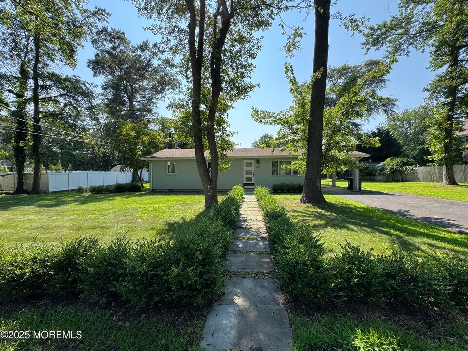 220 Highwood Rd in Ocean Township, NJ - Building Photo
