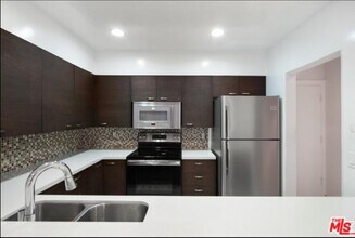 1025 N Kings Rd, Unit 107 in West Hollywood, CA - Building Photo - Building Photo
