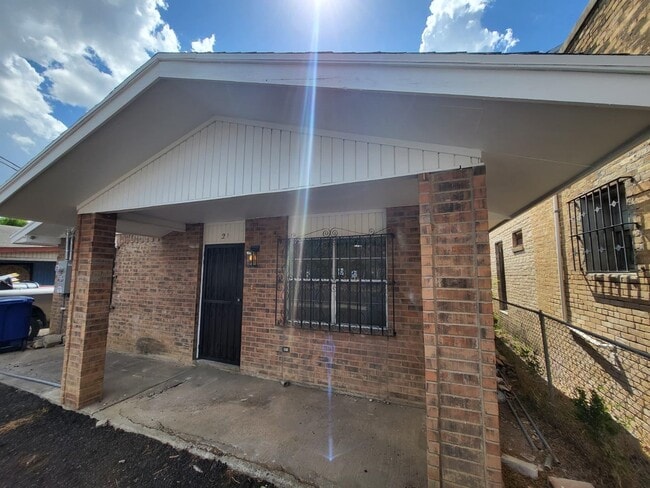 216 N Meadow Ave in Laredo, TX - Building Photo - Building Photo