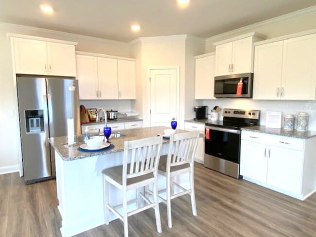 124 Creekview Rd in Hendersonville, NC - Foto de edificio - Building Photo