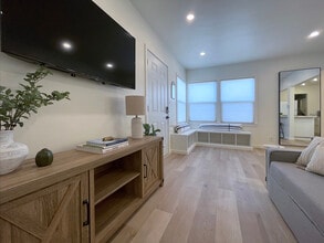 813 W Beach Ave, Unit #3 in Inglewood, CA - Building Photo - Building Photo