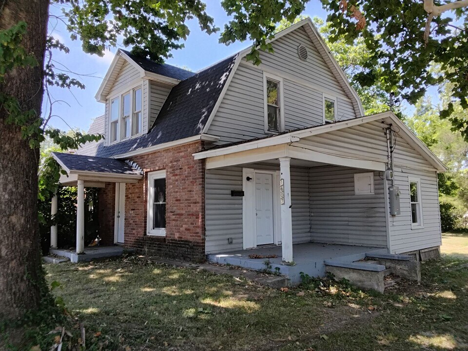 1607 W Nichols St in Springfield, MO - Building Photo