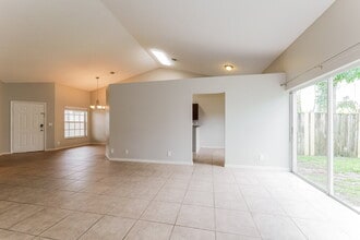 180 Heatherwood Dr in Royal Palm Beach, FL - Foto de edificio - Building Photo