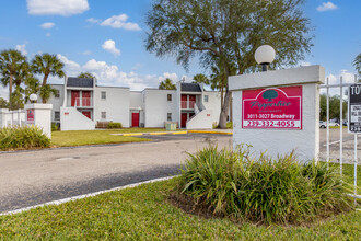 Peppertree Apartments in Ft. Myers, FL - Building Photo - Building Photo