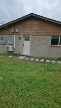 832 N Meadows Dr in Austin, TX - Building Photo - Building Photo