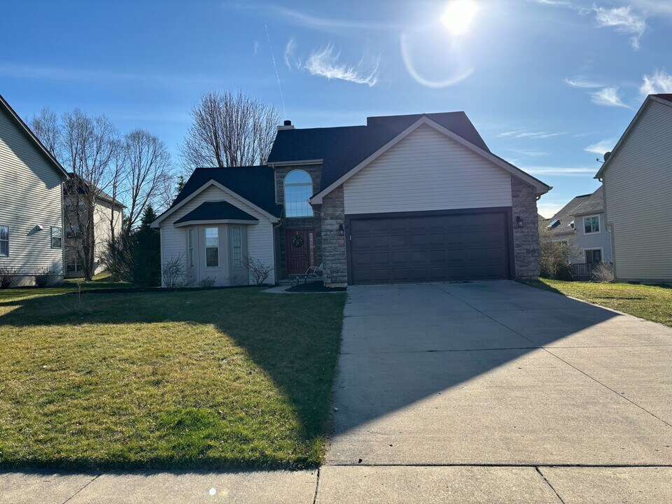 603 E Castlebury Cir in Saline, MI - Building Photo