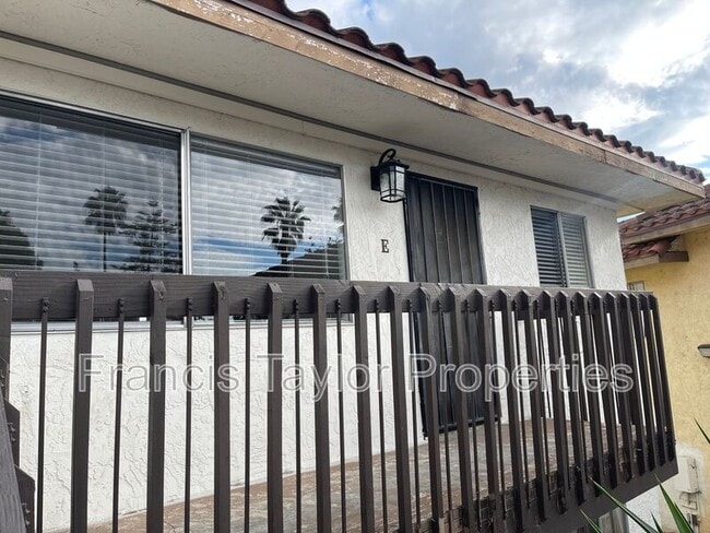 326 Hillside Terrace in Vista, CA - Building Photo - Building Photo