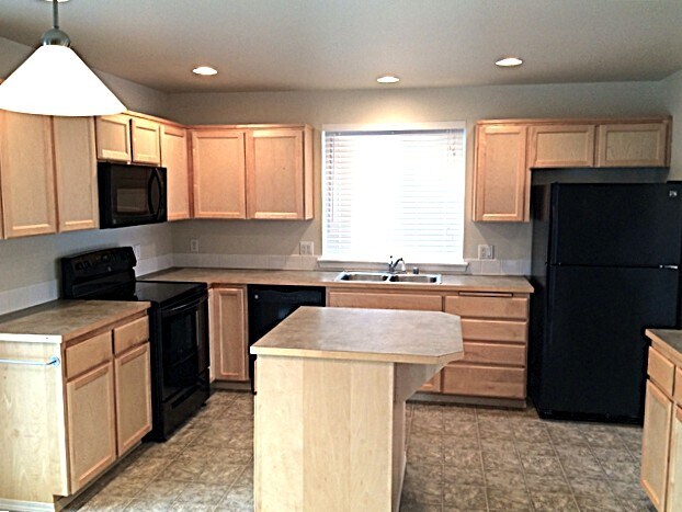 16646 Rainier View Dr SE in Yelm, WA - Building Photo - Building Photo