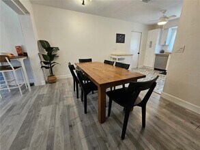 6442 Colonial Dr in Sarasota, FL - Foto de edificio - Building Photo