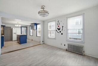 53 Fremont St, Unit 1 in Springfield, MA - Foto de edificio - Building Photo