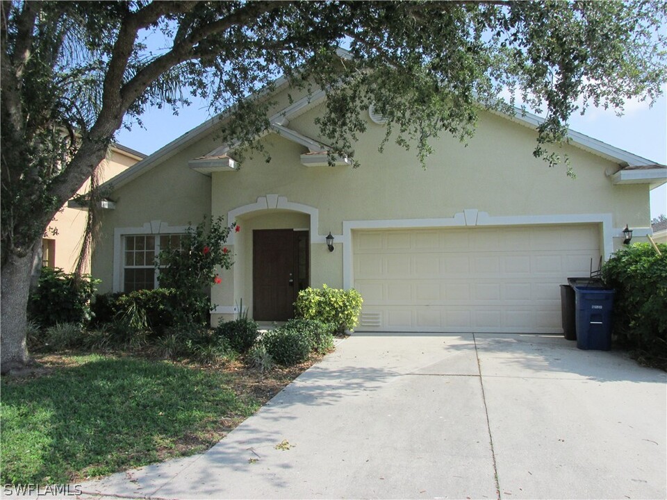 8981 Falcon Pointe Loop in Ft. Myers, FL - Foto de edificio