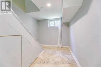 2048 Edinburgh Dr in Burlington, ON - Building Photo - Building Photo