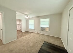 117 Oak Dr in Lake Jackson, TX - Building Photo - Building Photo