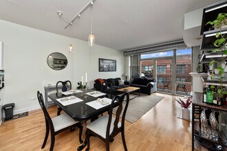 1001 W Madison St, Unit 607 in Chicago, IL - Building Photo - Building Photo