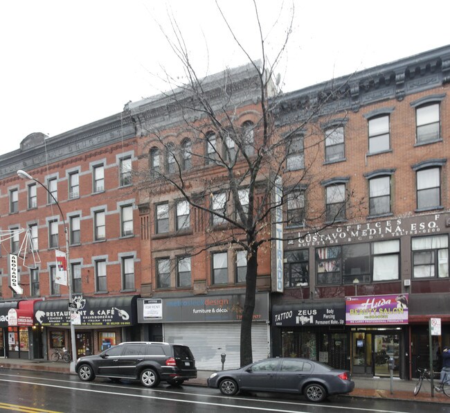 686 Grand St in Brooklyn, NY - Building Photo - Building Photo