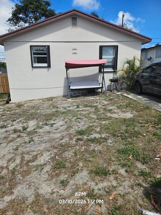 919 Selkirk St in West Palm Beach, FL - Building Photo