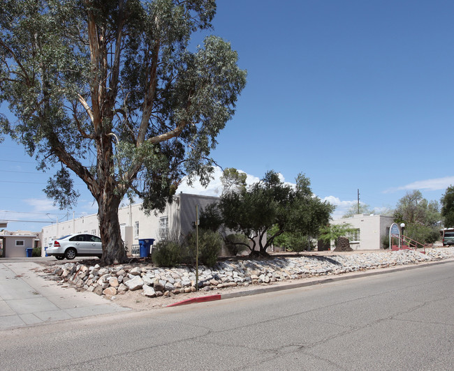 El Vaquero Court in Tucson, AZ - Building Photo - Building Photo