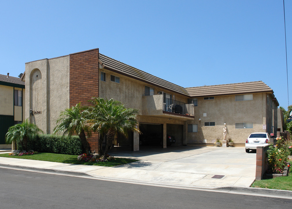 16941 Hoskins Ln in Huntington Beach, CA - Building Photo