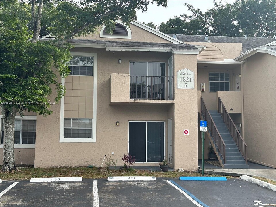 1821 NW 96th Terrace in Pembroke Pines, FL - Foto de edificio