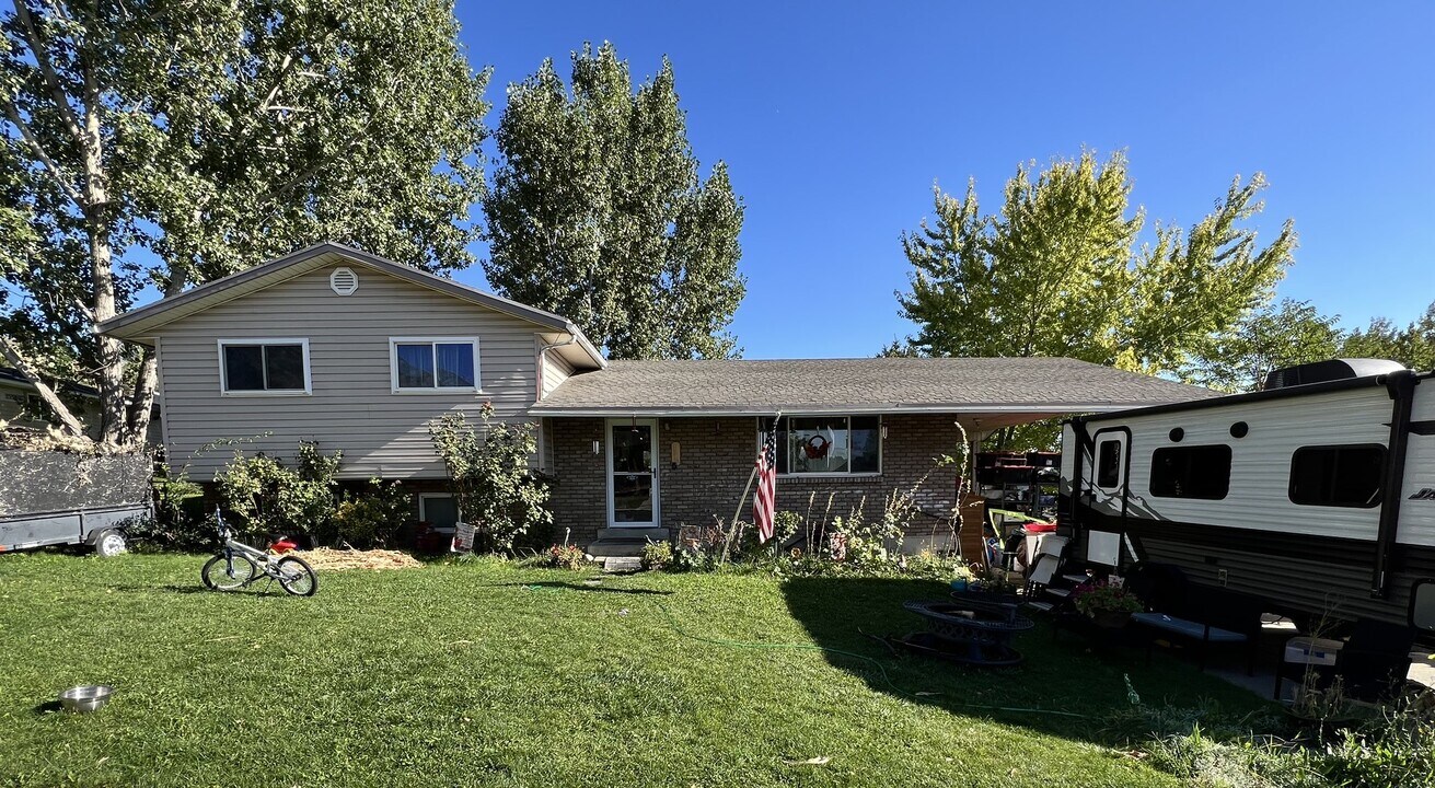 1340 E Navajo Dr in Pleasant Grove, UT - Building Photo