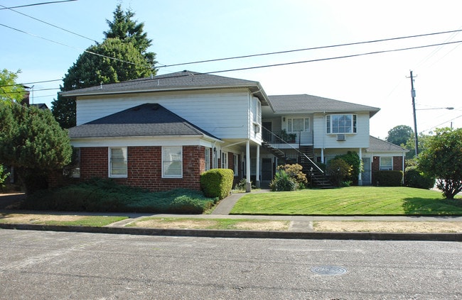 Pinecrest Apartments in Portland, OR - Foto de edificio - Building Photo