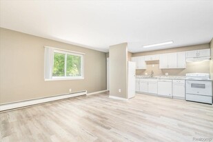 1656 Parkwood Ave, Unit 1656 Parkwood Avenue in Ypsilanti, MI - Building Photo