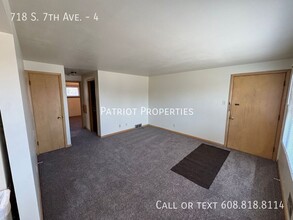718 S 7th Ave in West Bend, WI - Building Photo - Building Photo