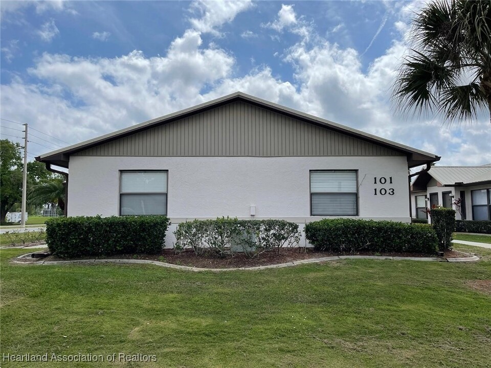 103 Villaway in Sebring, FL - Building Photo