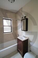 556 W Arlington Pl, Unit 211 in Chicago, IL - Building Photo - Building Photo