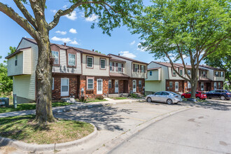 Walden Ridge Townhomes in Iowa City, IA - Foto de edificio - Building Photo