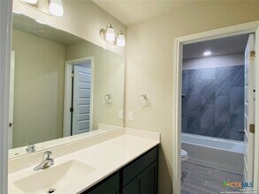2156 Griffith Dr in Seguin, TX - Building Photo - Building Photo