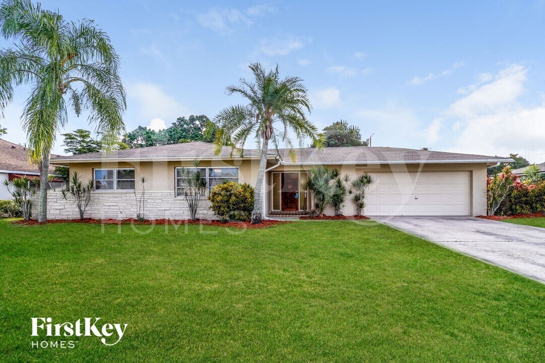 3753 SE 2nd Pl in Cape Coral, FL - Building Photo