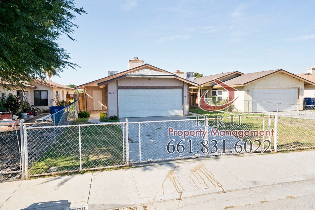 1800 Isil Ave in Bakersfield, CA - Foto de edificio