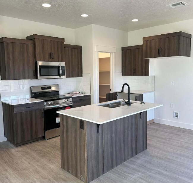 2296 E Alexander Ln in Saint George, UT - Building Photo - Building Photo