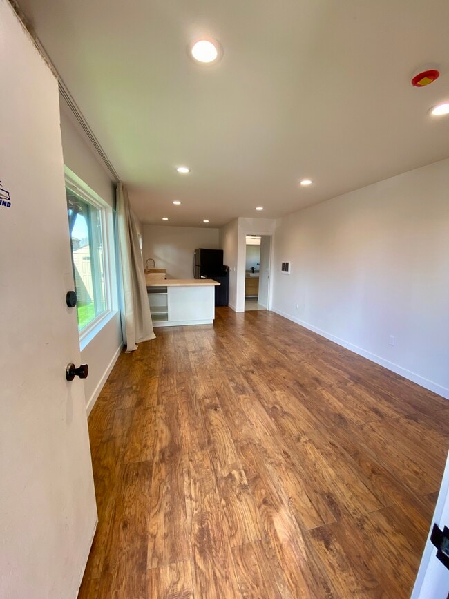 716 Leonard Ave, Unit B