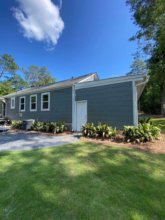1011 Lakeview Dr in Auburn, AL - Building Photo - Building Photo