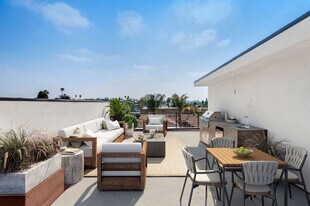 2015 S Redondo Blvd in Los Angeles, CA - Building Photo