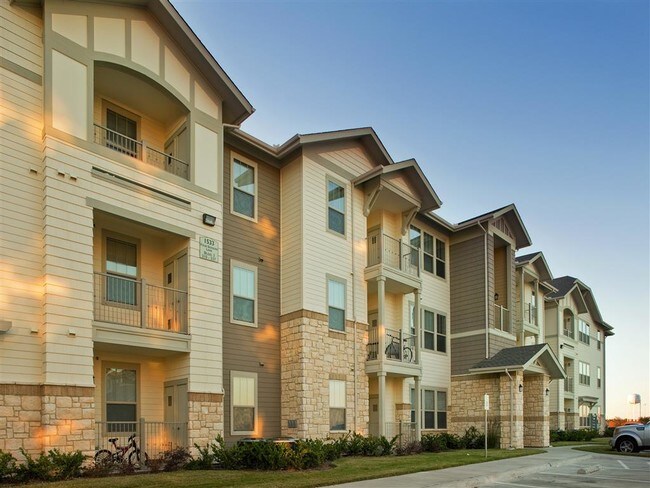 Four Seasons at Clear Creek in Fort Worth, TX - Foto de edificio - Building Photo