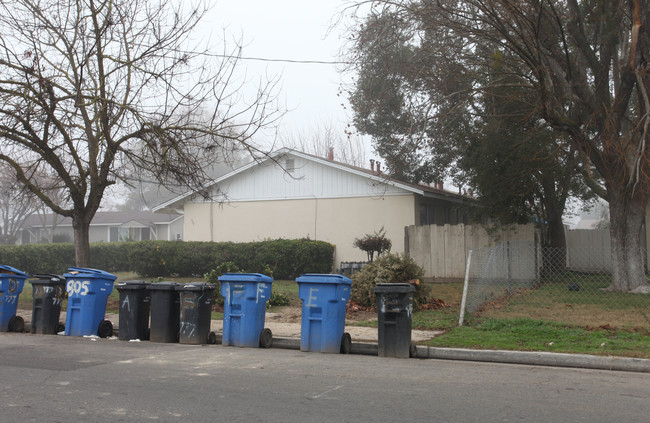 777 Chestnut St in Turlock, CA - Foto de edificio - Building Photo