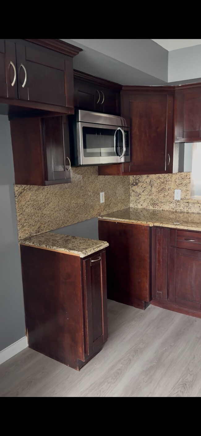 8543 Wakefield Ave in Panorama City, CA - Foto de edificio - Building Photo