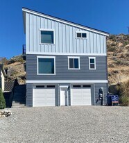 519 E Johnson Ave in Chelan, WA - Building Photo