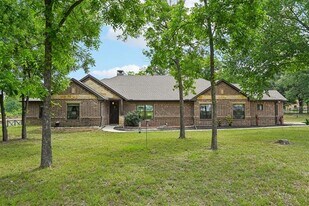 1389 Co Rd 3591 in Paradise, TX - Building Photo